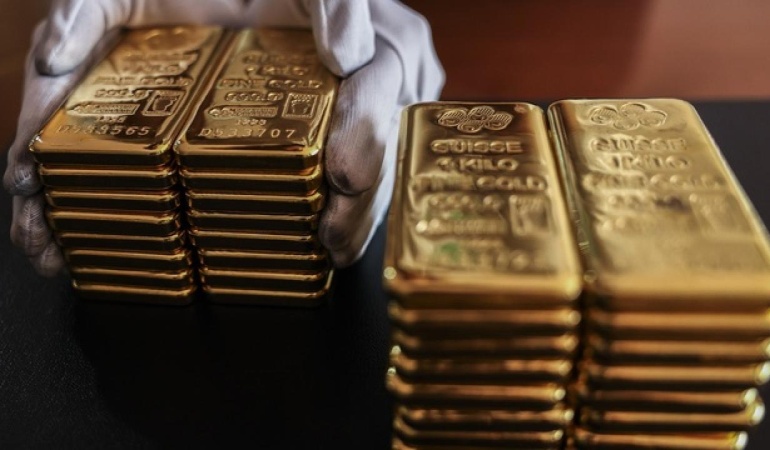 Altın, Fed beklentileri ve güçlü dolar baskısıyla düştü