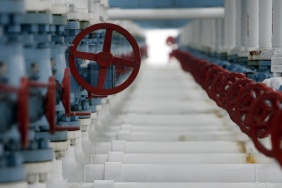 Doğal gaz tesisindeki endüstriyel gaz vanaları ve boru hatları