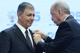 Cemil Tugay AK Partiye katildi rozetini Erdogan takti hakkında haber görseli