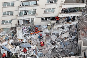 Maltepede 7 katli binanin 3 kati coktu 5 kisi kurtarildi hakkında haber görseli