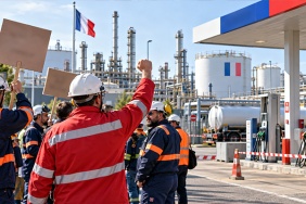 TotalEnergies calisanlari Fransada ucret talebiyle greve çıktı hakkında haber görseli